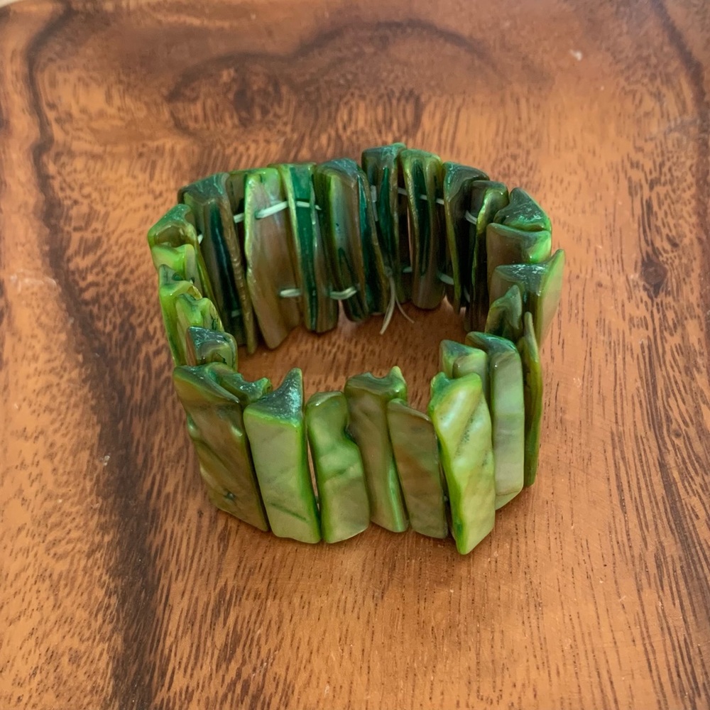 Shell Stretch Bracelet - Picture 2 of 8